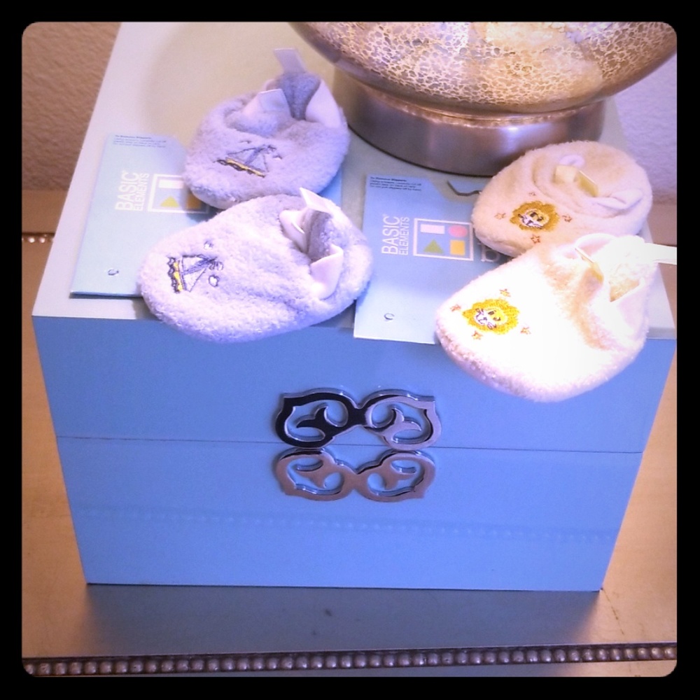 SOLD. NWT BASIC ELEMENTS basic baby Booties